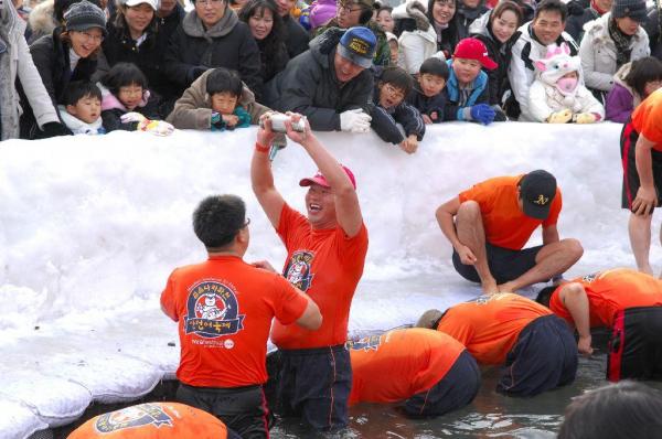 韓國華川山鱒魚冰節 冰天雪地垂釣樂